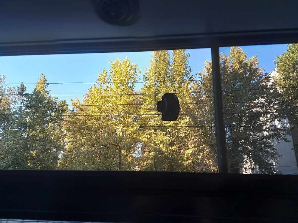 Školskom autobusu s decom otkazale kočnice pa se zabio u automobil i prodavnicu