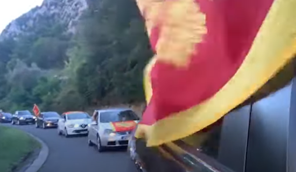 Prati ih policija, a Srbi pozdravljaju trobojkama! (VIDEO)