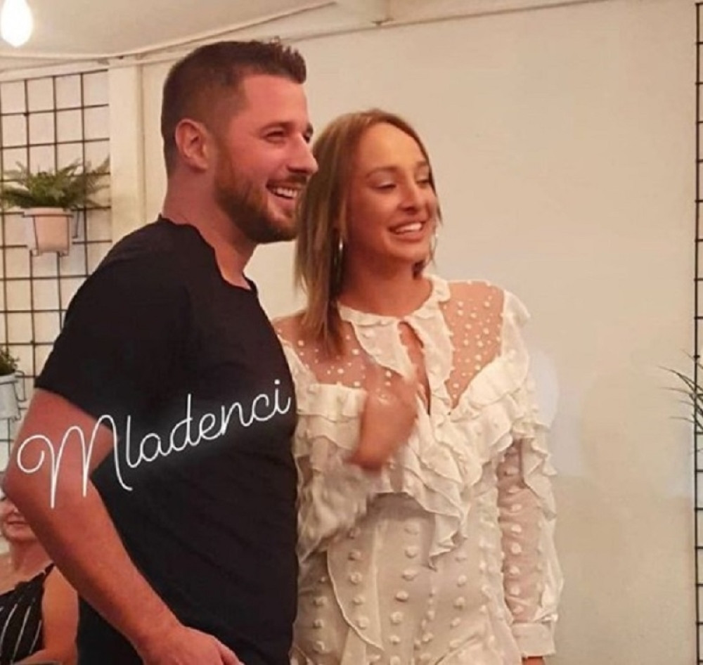 Luna i Marko se skućili, okitili jelku, a jedan detalj je svima zapao za oko (FOTO/VIDEO)