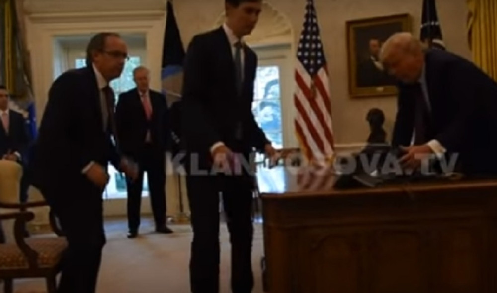 Hoti ponižen u Beloj kući, vukao stolicu zbog Trampa! (VIDEO)