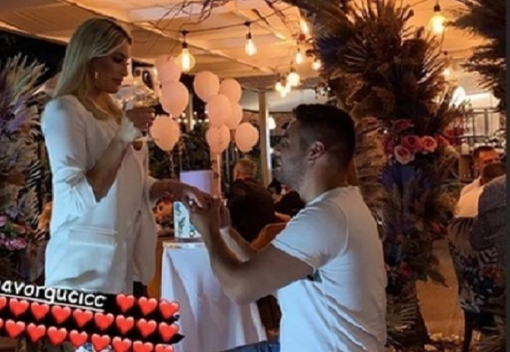 Adam Đogani na istom mestu gde je Luna zaprošena, zaprosio je ovu vatrenu plavušu (FOTO)