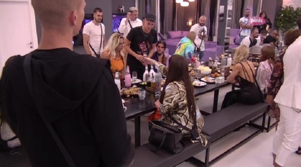 Dok su zadrugari lomili kolač, ona je grcala u suzama! (VIDEO)