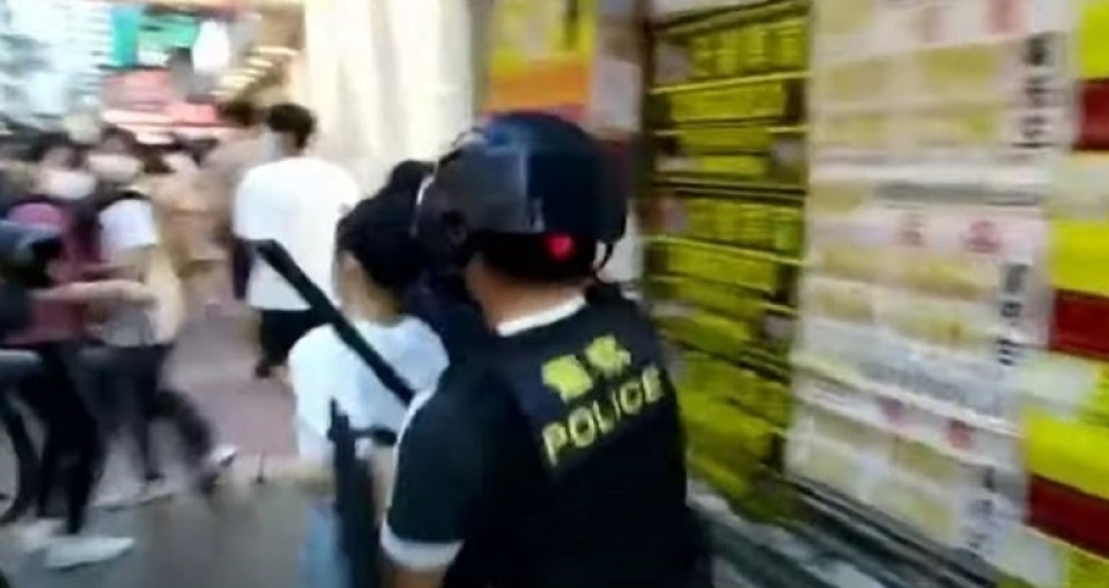 Policajac brutalno obara devojčicu (12), a onda priskače još njih da mu pomognu! (VIDEO)