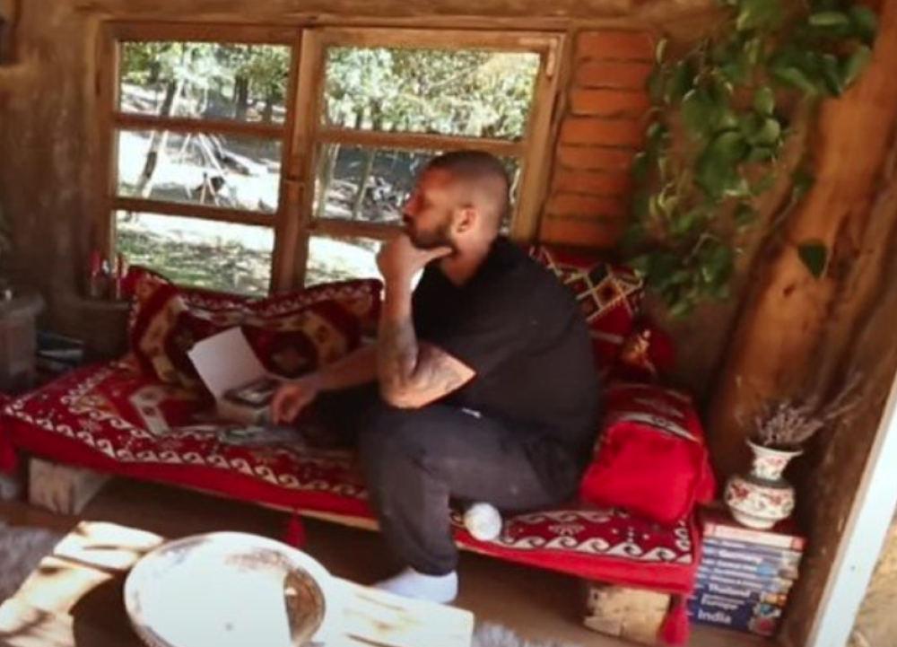 Nikola (39) je sve milione dao prijateljima, a onda je otišao u šumu u kuću od blata i nikad nije bio srećniji (VIDEO)