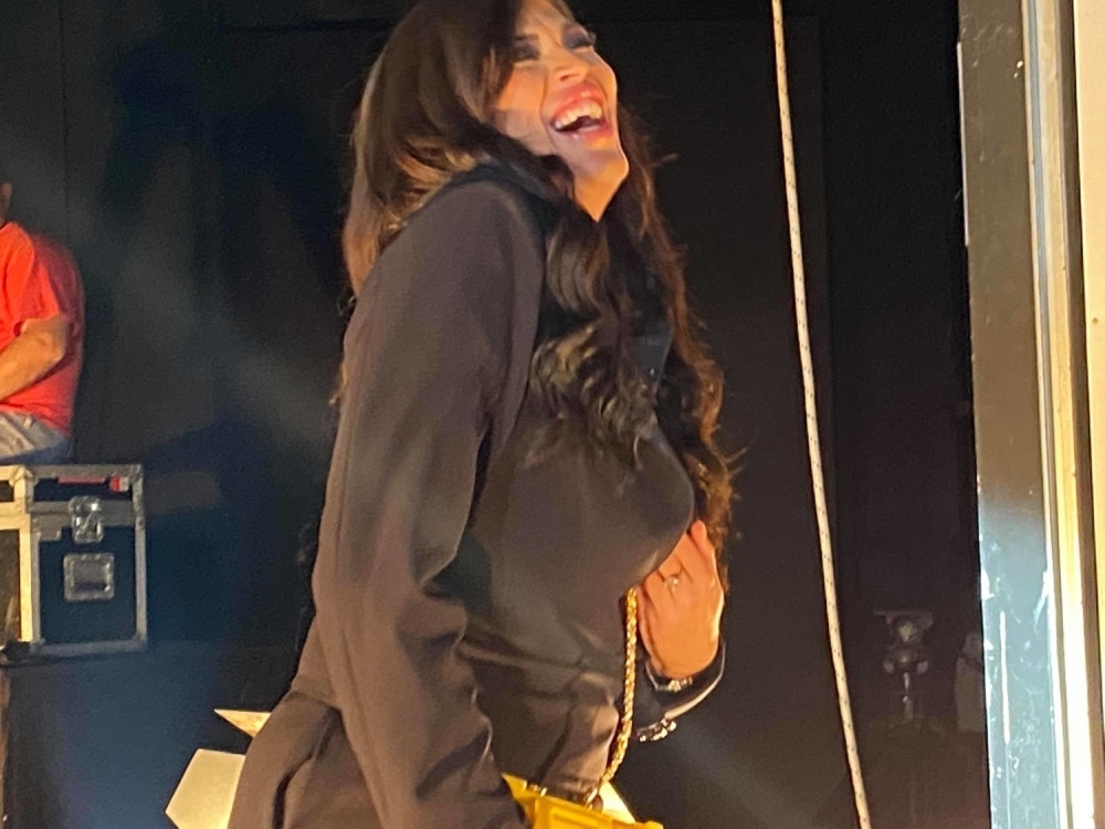 Medicinskoj sestri potpuno ispala leva dojka iz sakoa, a ono što ima na njoj je FRAPIRALO SVE! (FOTO)