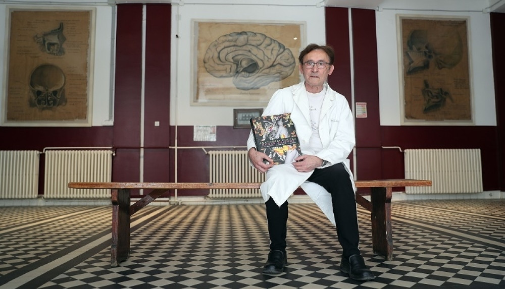 Poslednjih 30 godina nema svoju kuću, učionica mu je dom, a sada je Slobodan uradio nešto zbog čega mu se svet klanja!