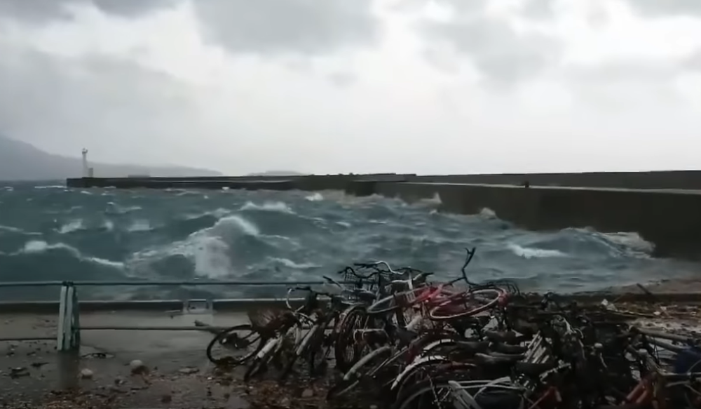 Tajfun u Japanu ostavio pustoš, saobraćaj u prekidu (VIDEO)