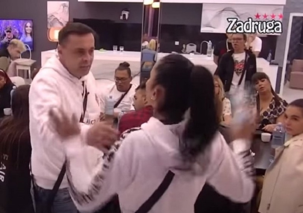 Pljunula ga posred face: Devojka mu došla glave! (VIDEO)