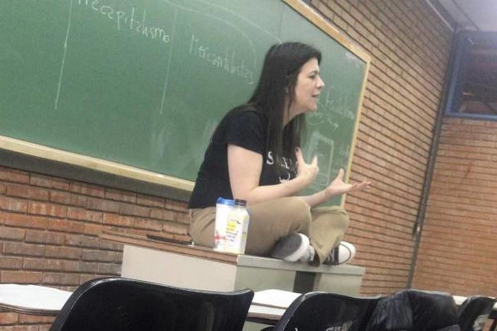 Profesorka se srušila tokom onlajn nastave, pa preminula od koronavirusa