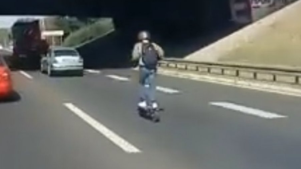 Električnim trotinetom juri po auto-putu, pretiče vozila i sve dovodi u opasnost (VIDEO)