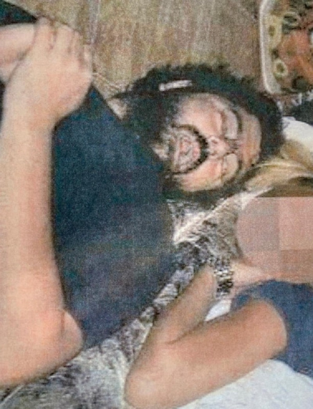 Lider "Ne davimo Beograd" obeznanjen od alkohola leži na podu, isplivale sve tajne prljavog novca koji dobijaju