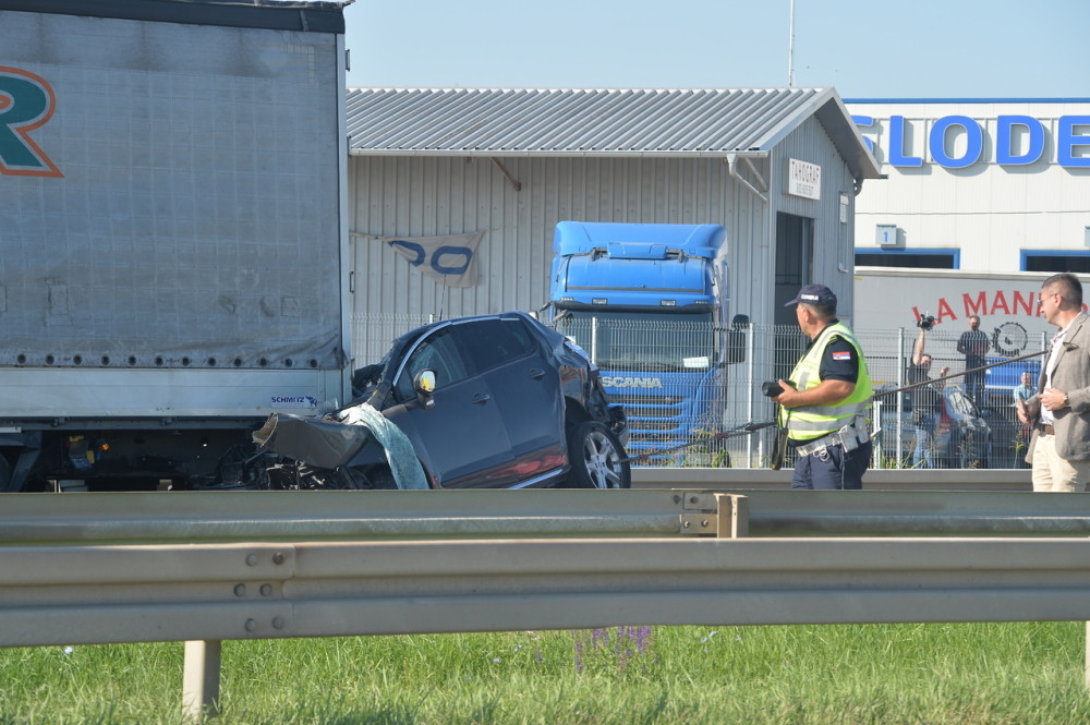 Kamionu pukla guma, pa stao sa strane, vozač "pežoa" podleteo pravo pod njega (FOTO)