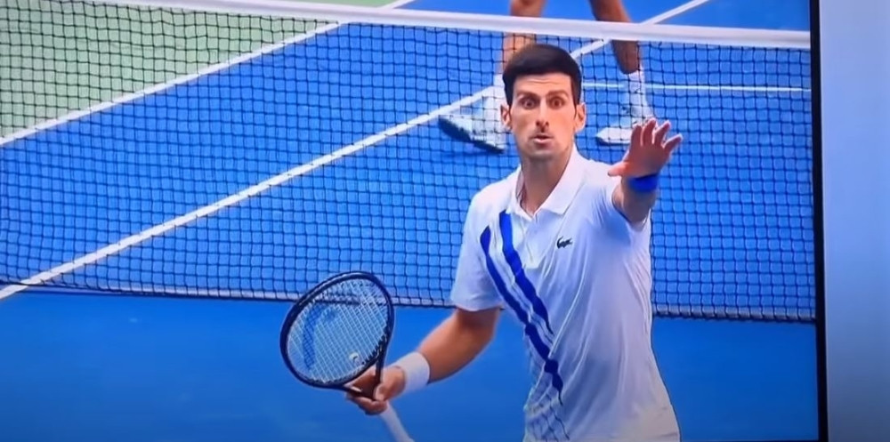Snimak iz drugog ugla raskrinkao šta je Novak uradio neposredno pre diskvalifikacije: Vratio lopticu skupljačima, a sudija pao kao pokošen!