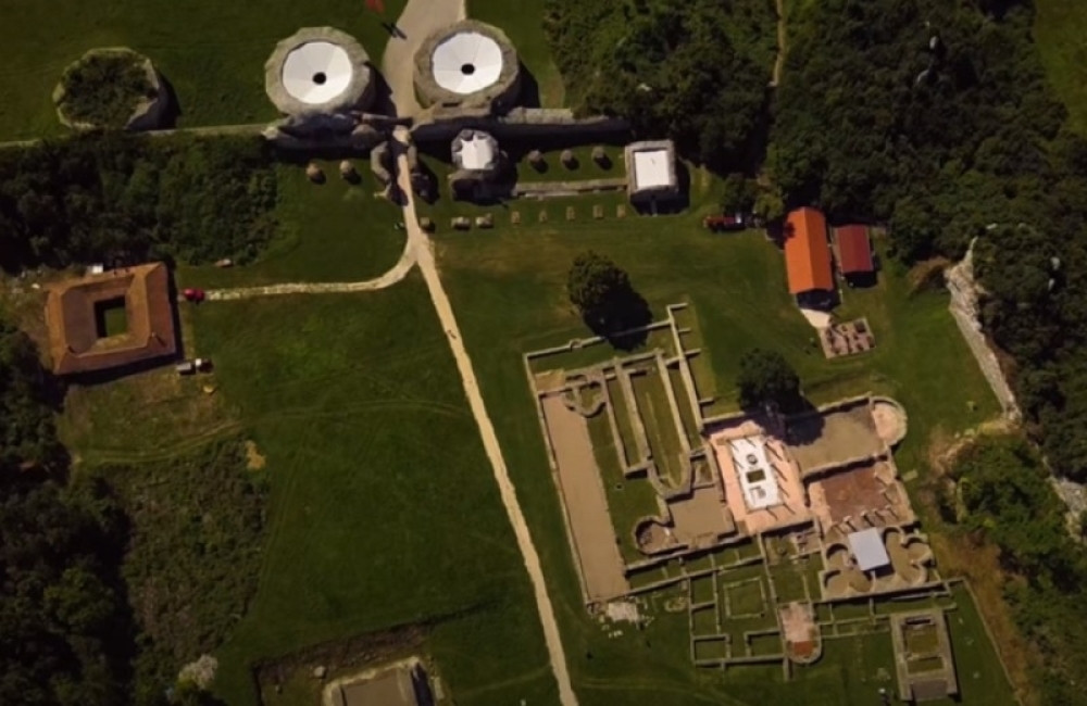 Ovde su ozbiljne organizacije umešale prste, a glavna priča je - obilazak carske palate!