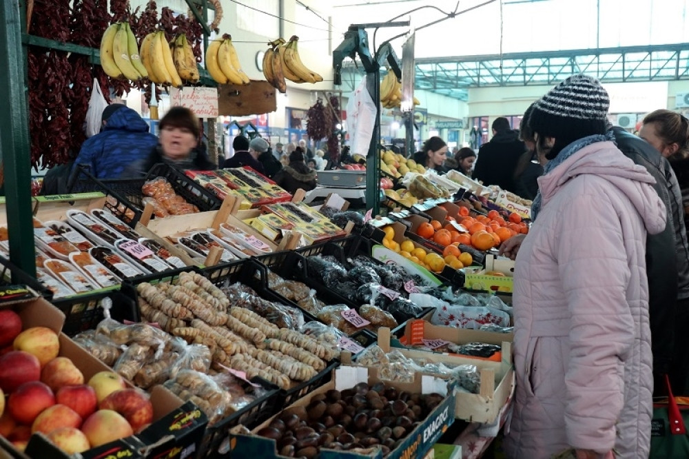Neki lokali stavljaju ključ u bravu sve do 2. januara: Kada će biti otvoreni prodavnice, pošta, kafići, restorani i tržni centri?