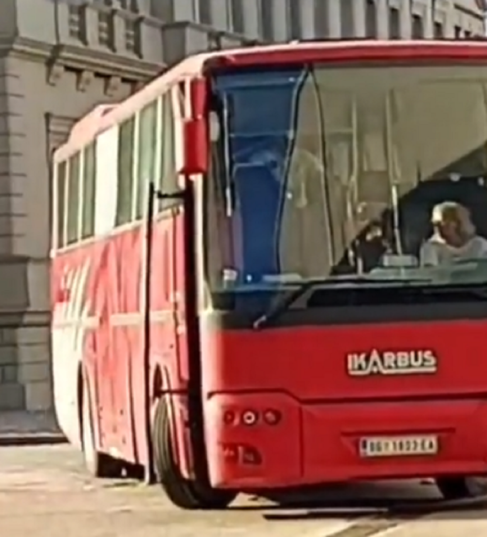 Zorica Marković uletela u autobus, sela na vozačevo mesto, pa dala gas: Narod u neverici šta gleda! (VIDEO)