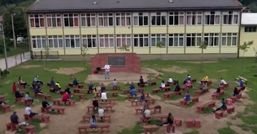 Komšije sagradile učionicu koja je obišla ceo svet - nastavnici uzeli lopatu u ruke i napravili potez vredan divljenja!