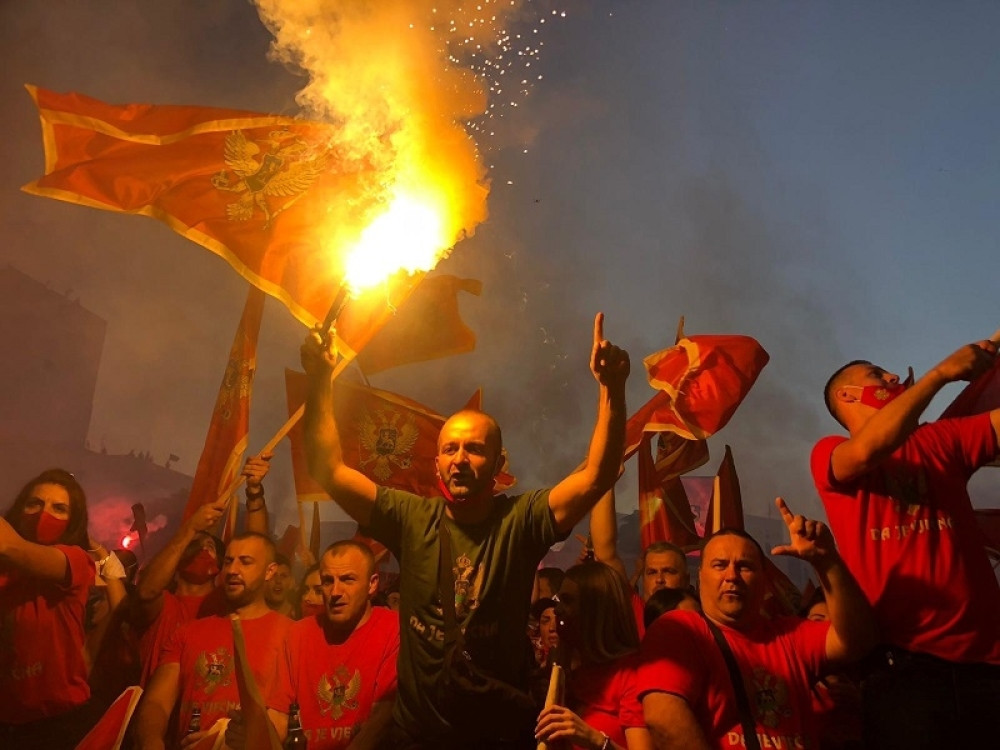 "Crnogorci u nedostatku svog domoljubnog roka, pevaju hrvatske pesme"