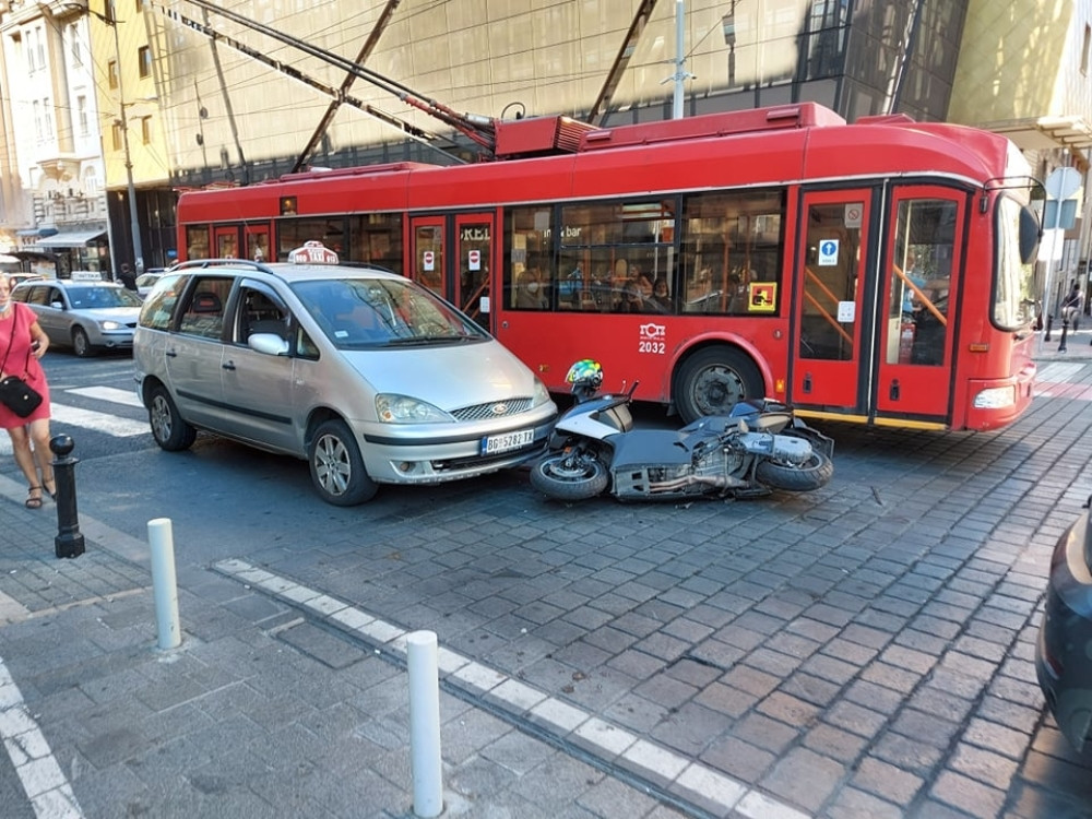 Motociklista podleteo pod automobil na Trgu republike
