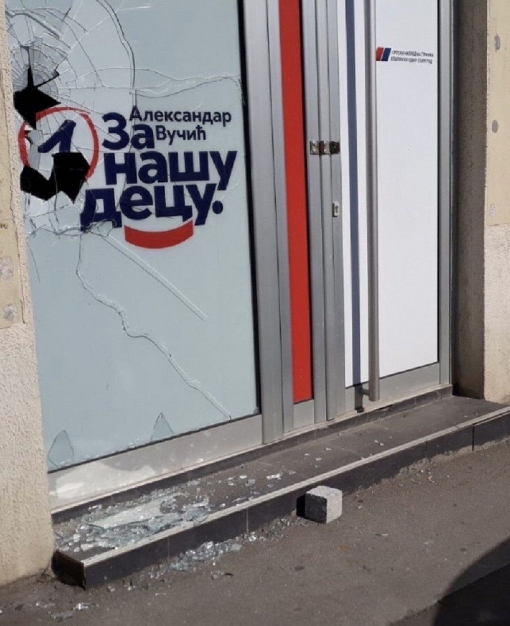 Đilasovi huligani razlupali vrata SNS stranke