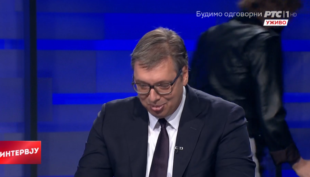 Maskirana osoba u kožnoj jakni uletela iza leđa predsednika Vučića