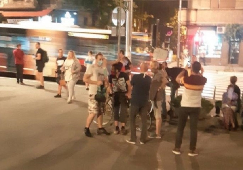 Stotine građana se okupilo ispred zgrade RTS-a