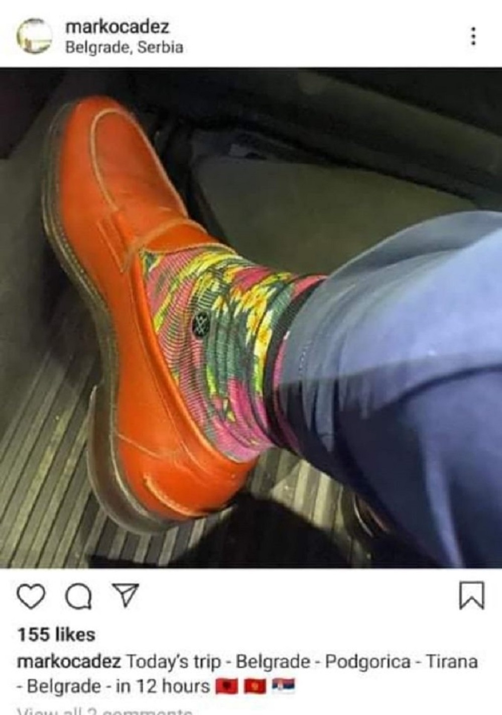 Zagasito narandžasta sa cvetnim printom na nogama srpskog političara