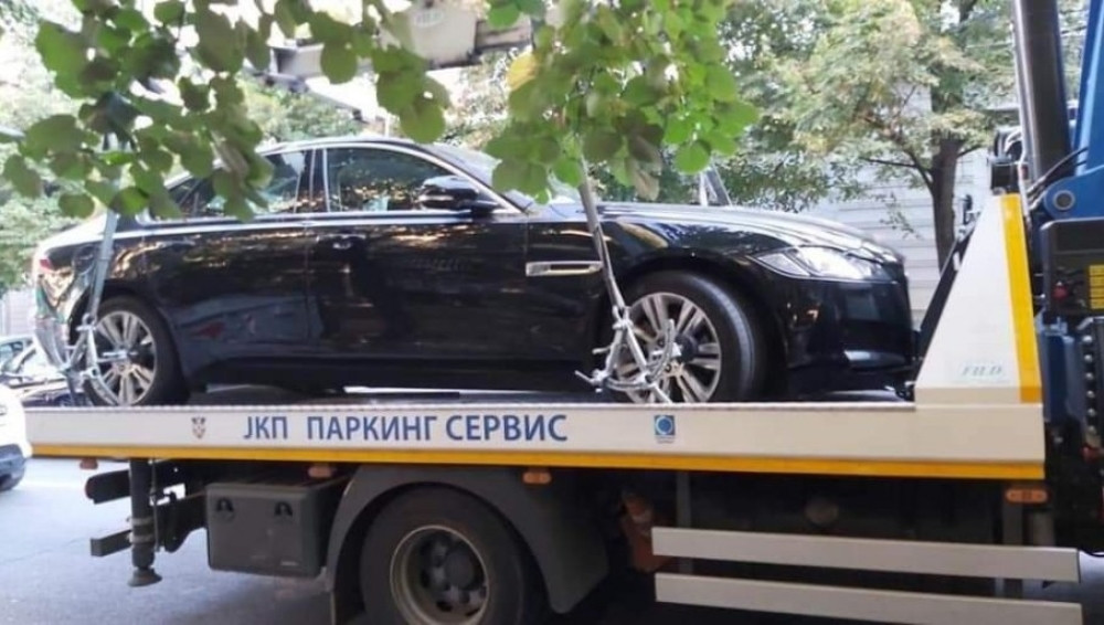 Možeš da krije tablice i voziš jaguara, ali ti pauk ne gine! (FOTO)