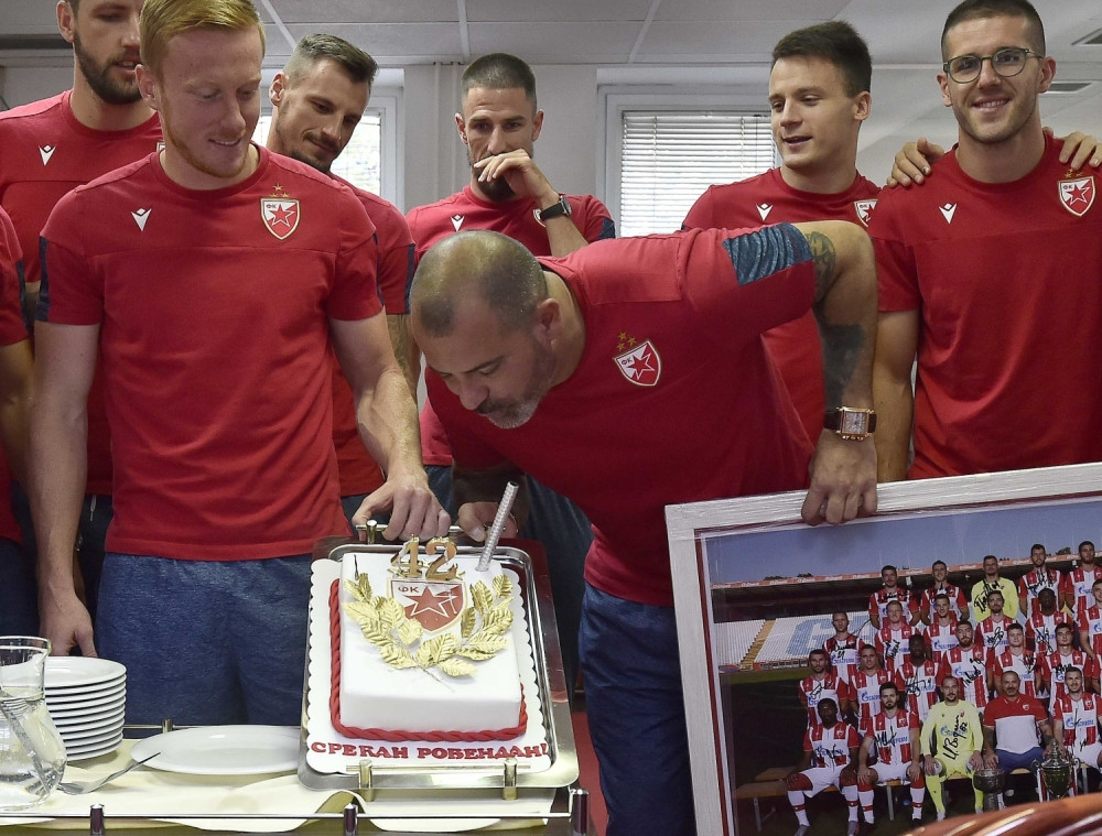 Dejan Stanković oduvao svećice, a evo kakvo su mu iznenađenje priredili igrači! (VIDEO, GALERIJA)