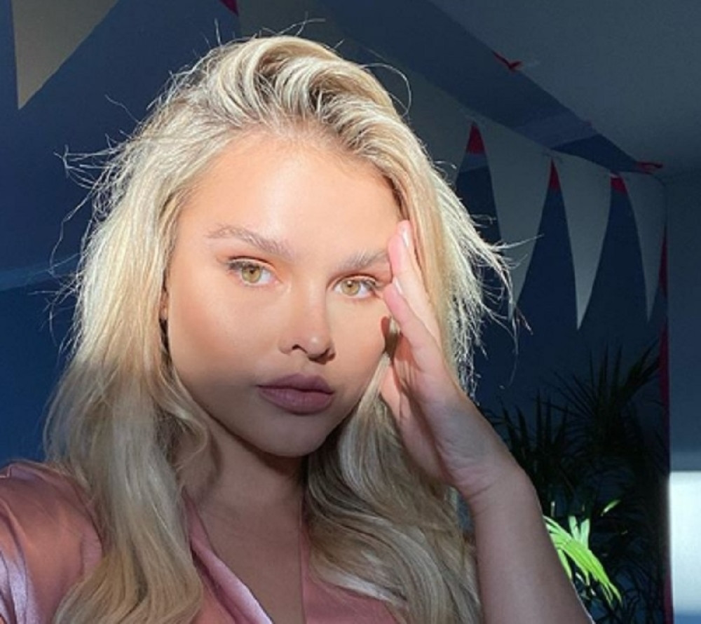 Upoznali ste je kao golišavu lepoticu sa finala, ali više niko ne može da kaže da nema pojma o fudbalu (FOTO)