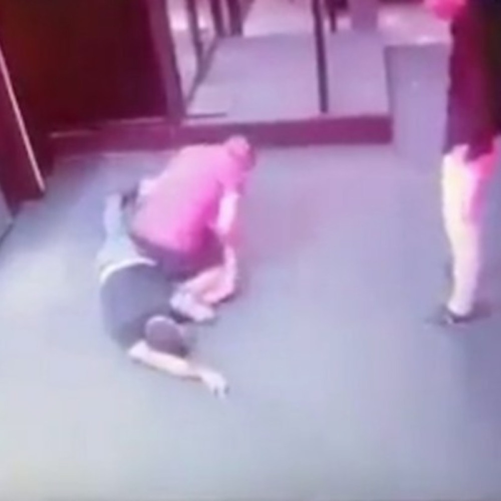 Onesvestio ga od batina, polomio mu vrat i laktove! (VIDEO)