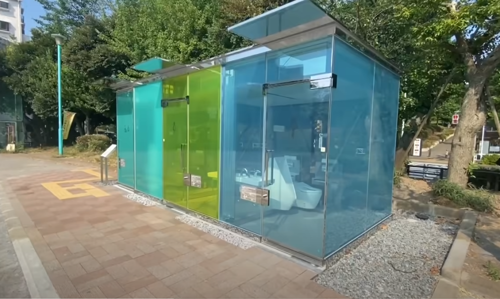 Mnogi prolaznici ne znaju o čemu se radi, gledaju u čudu: U Japanu predstavljeni providni javni toaleti (VIDEO)