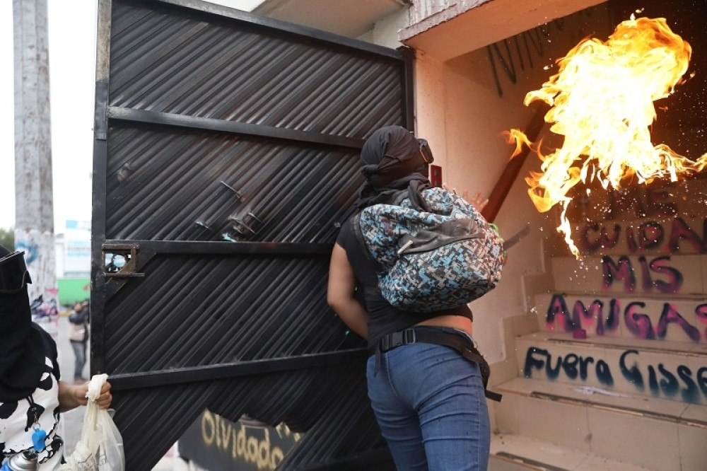 Razjarene aktivistkinje zapalile zgradu vlade! (FOTO)