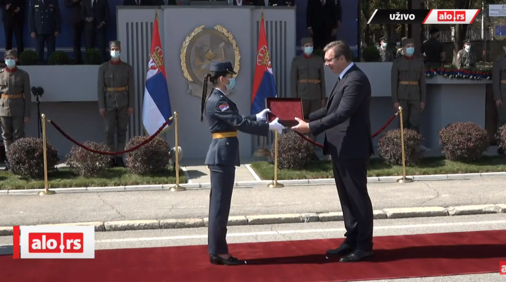 Ovako izgleda poklon koji su mladi oficiri dobili od predsednika Srbije! (FOTO)