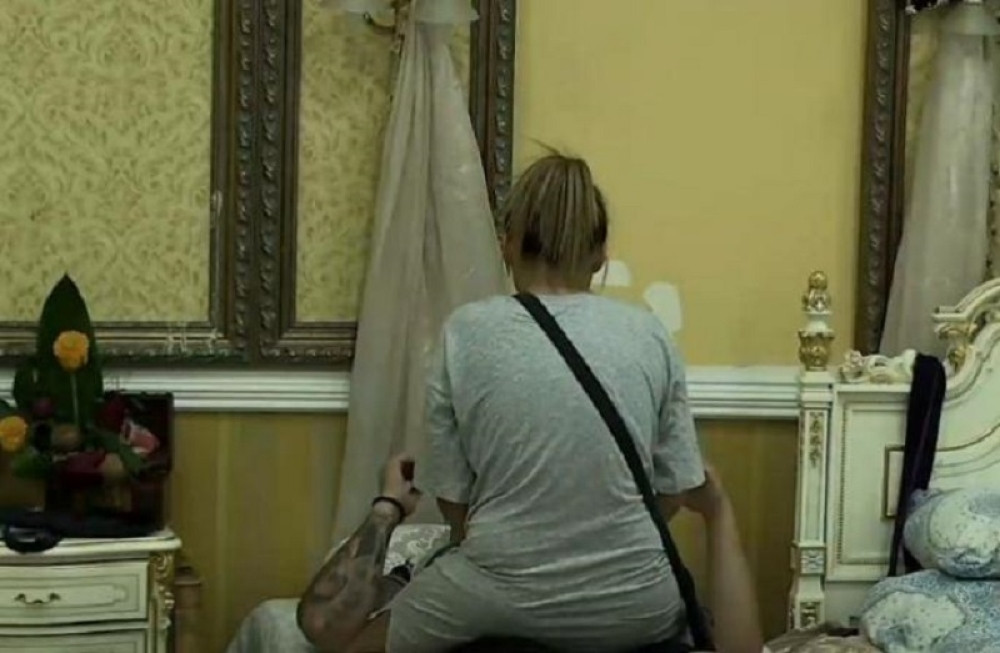 Udata je, a jaše sve muškarce po vili!