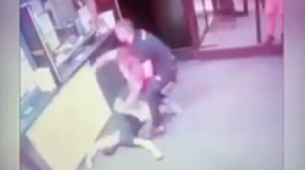 "Sedeo sam u kafiću, a onda je on pokucao na staklena vrata, ostalo znate..."