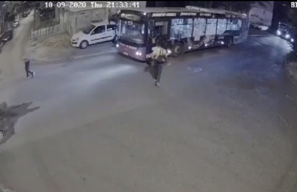 Došetao do prozora autobusa i vozaču ukrao torbu sa novčanikom(VIDEO)