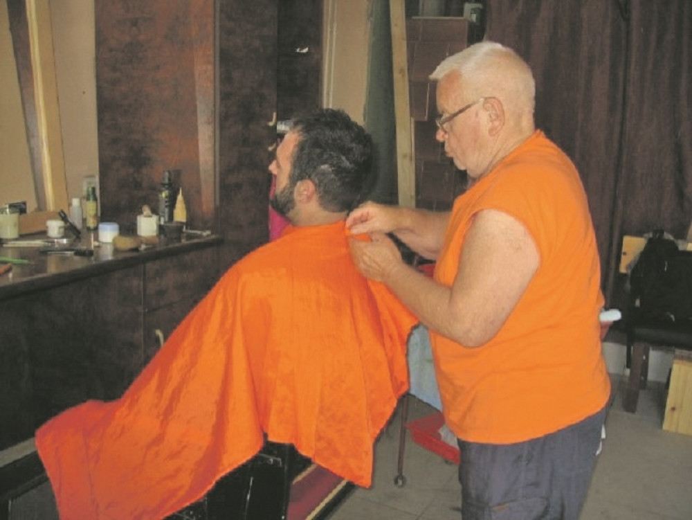 Frizer starog kova, koga mušterije ne napuštaju