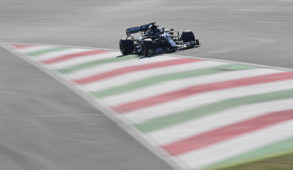 Luis gazi mečku i ne haje za rivale