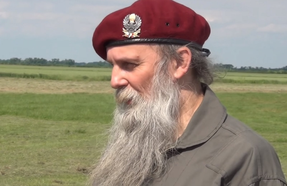 Monaško odelo zamenio padobranom, govori tri jezika, 1999. branio manastire i crkve na Kosovu! (FOTO/VIDEO)