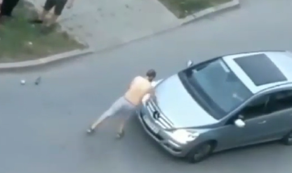 Muškarac skače po kolima, urinira na ulici, a onda dolazi policija (VIDEO)