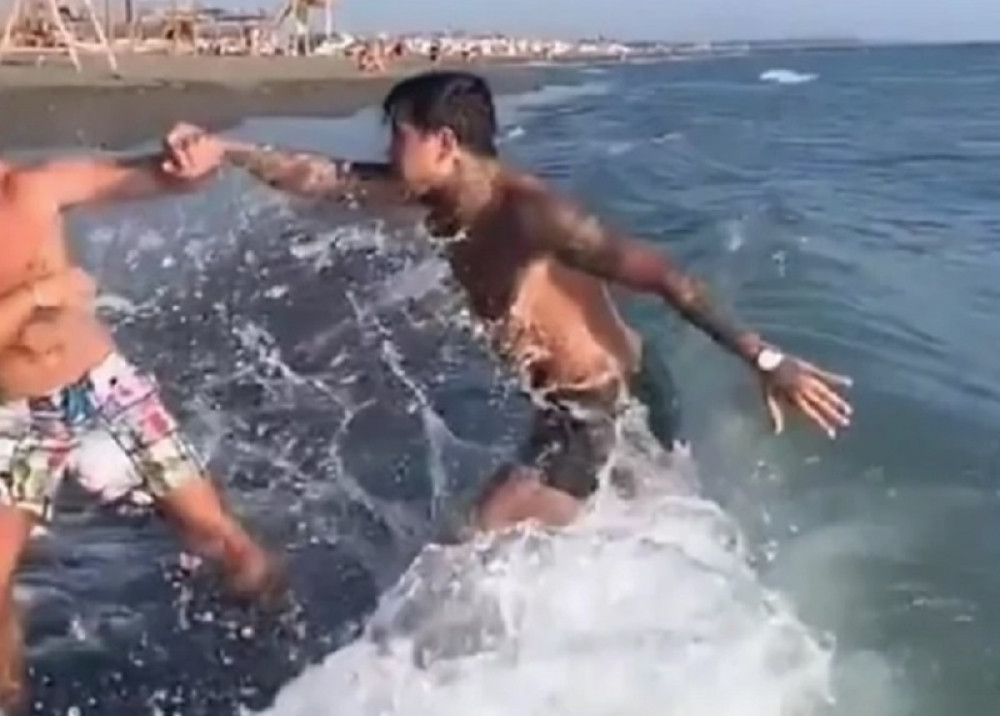 Filip Đukić se nasred plaže pesnicom zaleteo na njega: Napravili opšti haos! (VIDEO)