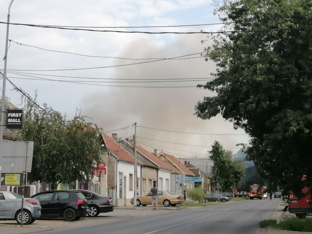 Gori u Batajnici, vatrogasci izvode ženu iz kuće u plamenu (FOTO, VIDEO)