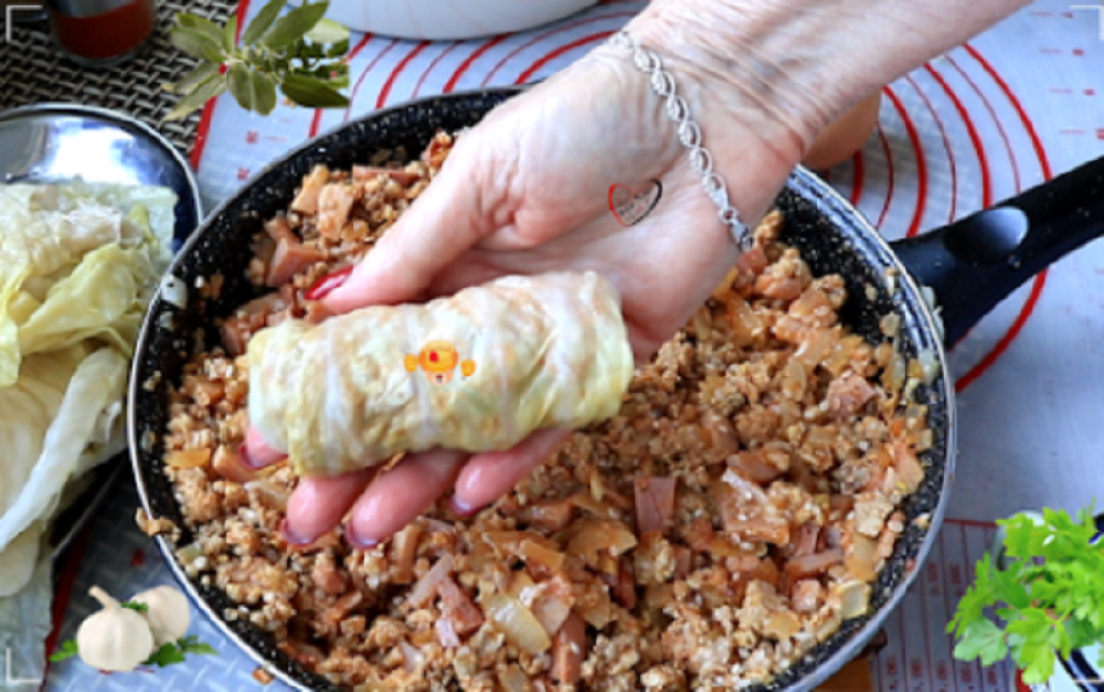 VRHUNSKA sarma sa suvom slaninom i rebarcima