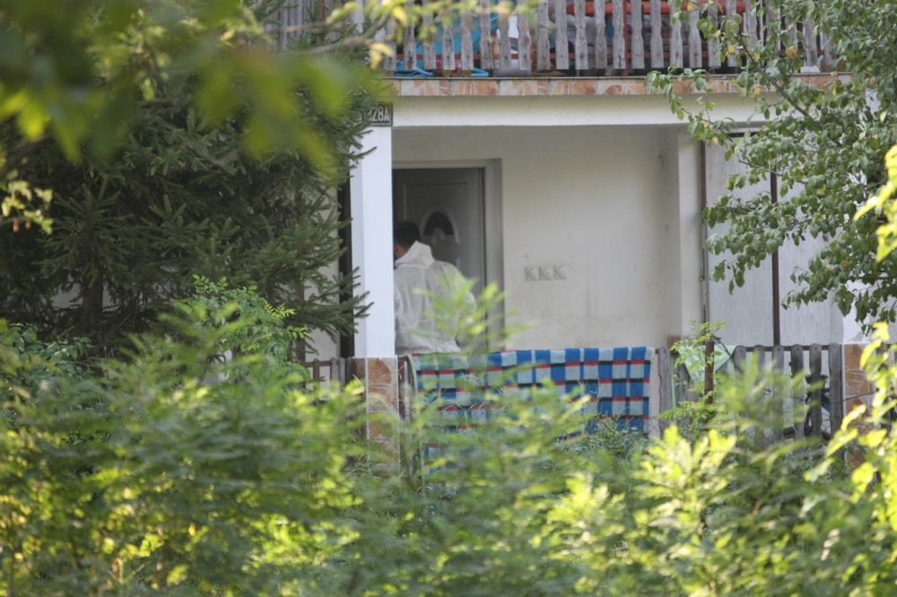 Zgradom se širio miris truleži, a kada je policija ušla u stan zatekla je sina kako jede oca