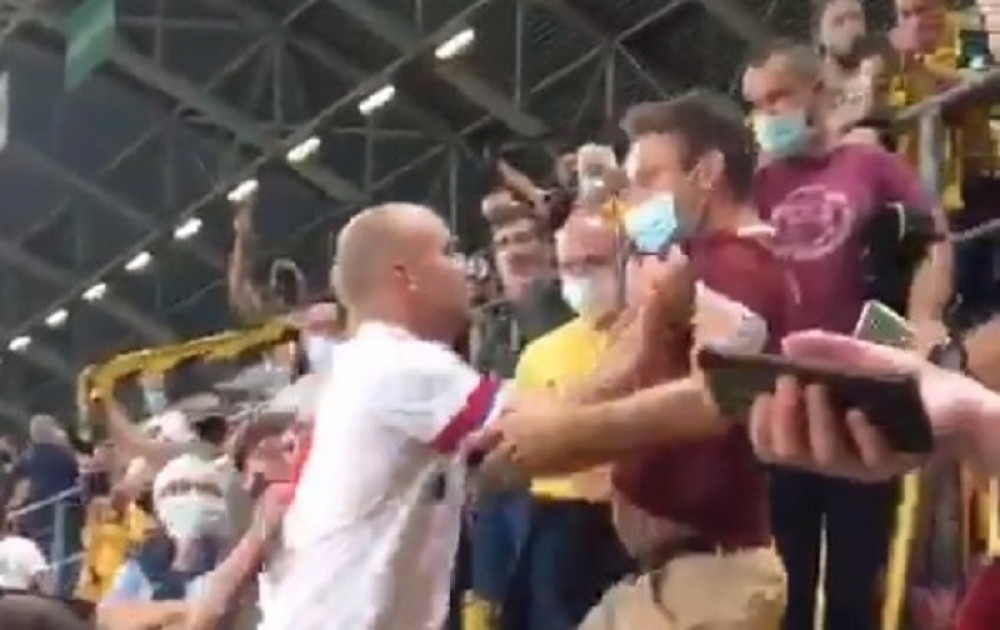 Posle meča se popeo na tribine, pa se potukao sa navijačima drugog tima (VIDEO)