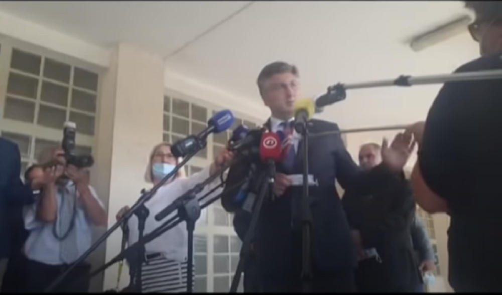 Premijer Hrvatske Plenković izbio novinarki telefon iz ruke (VIDEO)