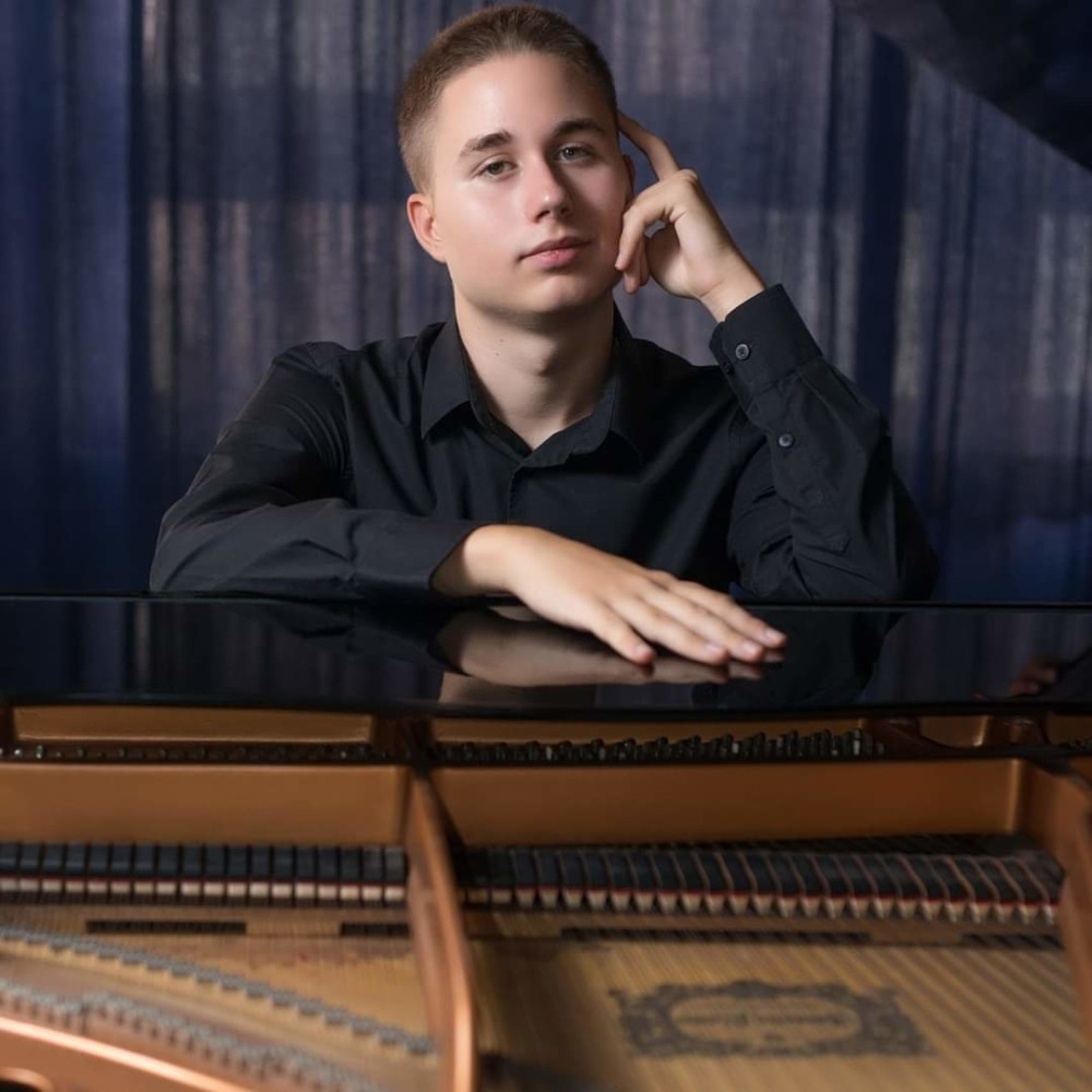 Vežbao klavir pa završio na sudu!