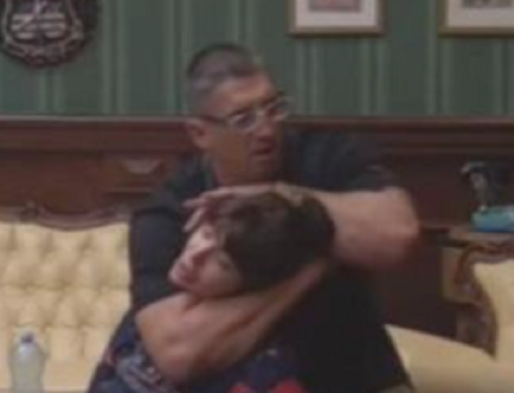 KRISTIJAN ŠČEPAO MILJANU ZA GLAVU: Vrištala na sav glas! (VIDEO)