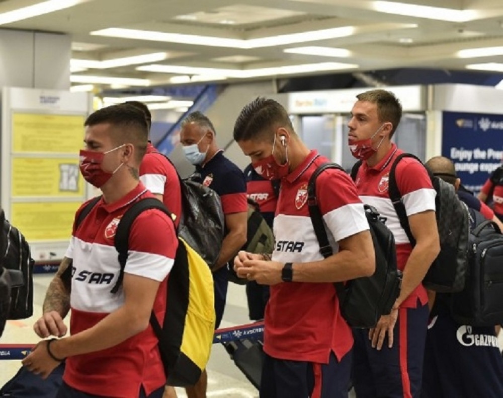 Navijači Apoela uz bakljadu i transparente crveno-belima poželeli dobrodošlicu (VIDEO)